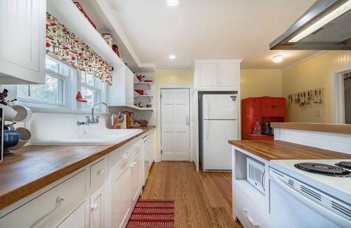 Lockhart House | Historic Home with Ocean View and Spa Near Downtown Lockhart