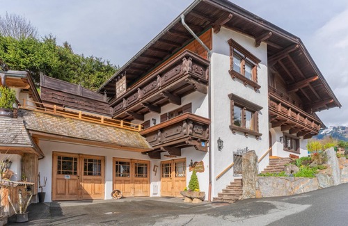 Kitzbuehel Apartment | Perfect Holiday Flat Near Ski Lift with Pet-Friendly Amenities