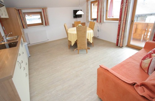 Uderns Apartment | Inviting Holiday Flat Near Ski Area with Family-Friendly Amenities