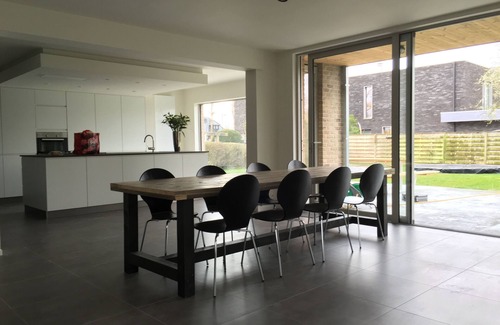 Witte Burg Villa | Ideal Holiday Home for 18, Steps from the Beach!
