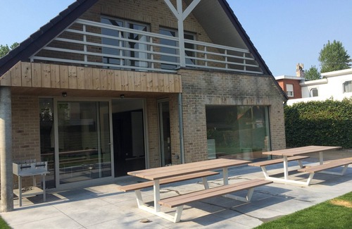 Witte Burg Villa | Ideal Holiday Home for 18, Steps from the Beach!