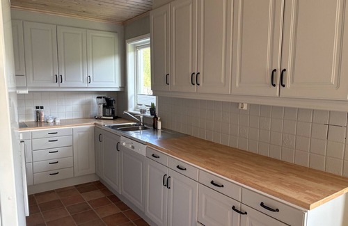 Ellos House | Spacious holiday home in Ellös, 300 m to a beautiful sandy beach | SE09113