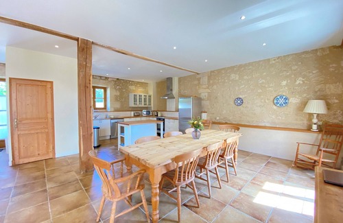 Espiet House | Premier Holiday Home with Pool Amidst Scenic Vineyards