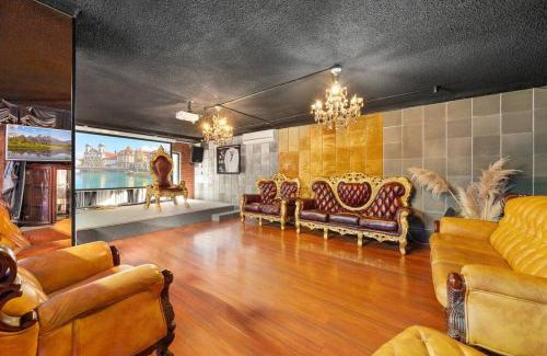 Dural House | Inviting Dural Vacation Home with Tennis Court & Pool