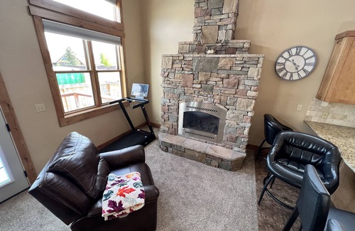 Pinedale Apartment | Family-Friendly Retreat with Pool Table and Pet Amenities