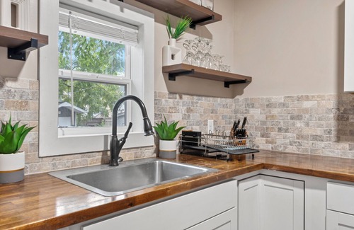 Springfield House | Spacious Home 6 Bedroom with AC and WiFi in enchanting Springfield, Illinois