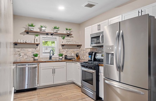 Springfield House | Spacious Home 6 Bedroom with AC and WiFi in enchanting Springfield, Illinois
