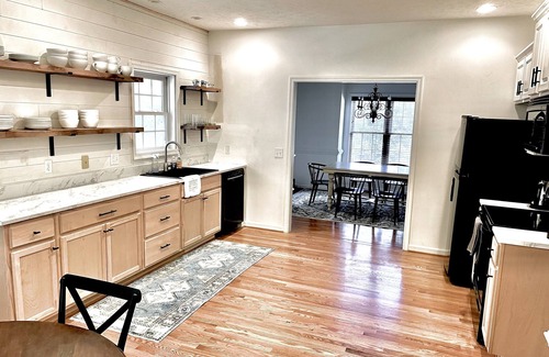 Lynchburg House | Inviting Retreat at the Base of Blue Ridge Mountains