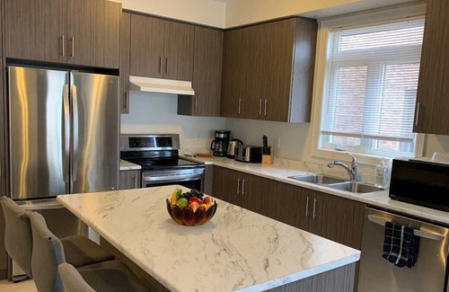 York Regional Municipality House | Spacious Home In Great Area Near Hwy 404