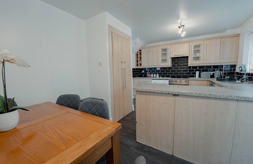 Sheffield House | Convenient Home Near City Centre & Peak District Attractions