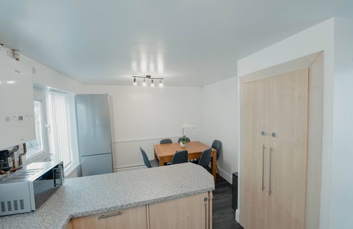 Sheffield House | Convenient Home Near City Centre & Peak District Attractions