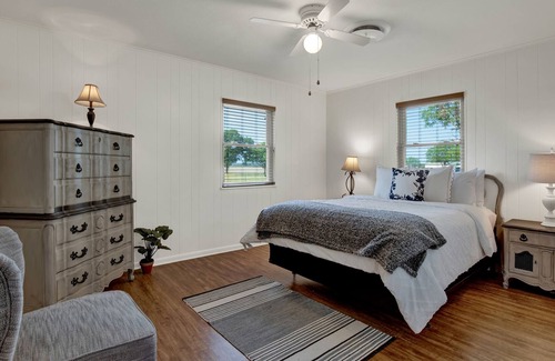 Stonewall House | Spacious Home - Fire Pit, BBQ and Outdoor Seating!