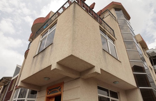 Bole House | Comfortable Home for Families with Breakfast & Kitchen Access