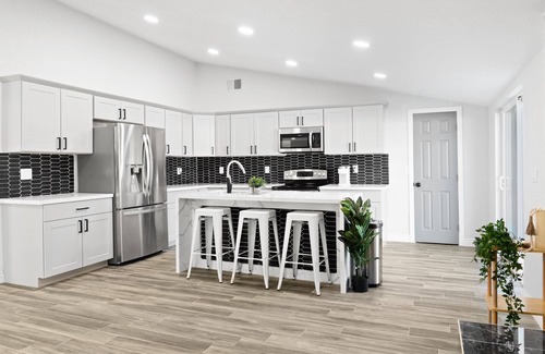 Alhambra House | Inviting Home with Pool & Guest House in Up-Town Phoenix