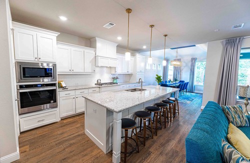 Arlington House | Ideal Retreat with Hot Tub, Putting Green & Game Room
