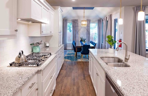 Arlington House | Ideal Retreat with Hot Tub, Putting Green & Game Room