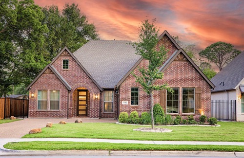 Arlington House | Ideal Retreat with Hot Tub, Putting Green & Game Room