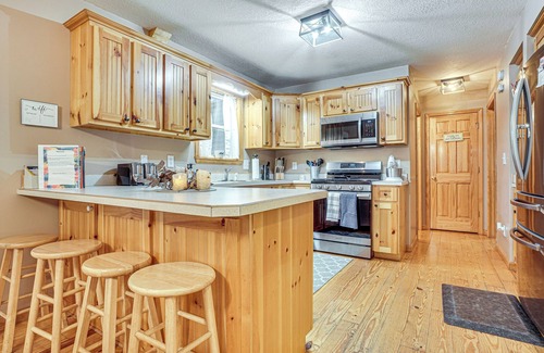 Helen Cottage | Relaxing Retreat in Helen with Pool and Balcony Access