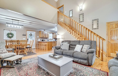 Helen Cottage | Relaxing Retreat in Helen with Pool and Balcony Access