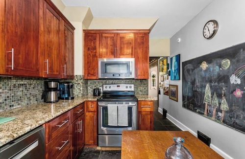 Hanover Place House | Inviting Retreat in the Heart of Kansas City with Spa & Breakfast