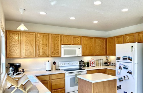 Jefferson Gardens House | Inviting Lakewood Home Near Downtown Denver with Breakfast