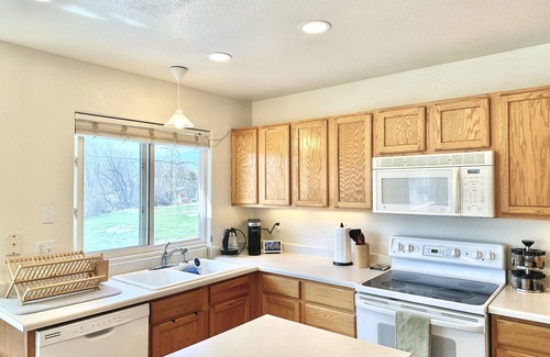 Jefferson Gardens House | Inviting Lakewood Home Near Downtown Denver with Breakfast