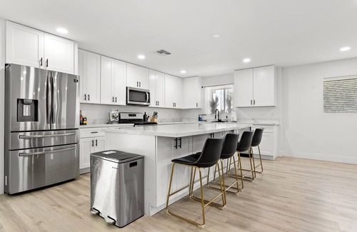 Alhambra House | Prime Location Home in Central Phoenix with Breakfast Included
