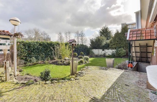 Halfweg House | Ideal Family Retreat with Sunny Garden in Halfweg