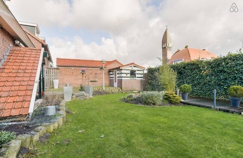 Halfweg House | Ideal Family Retreat with Sunny Garden in Halfweg
