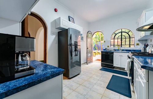 Anahuac House | Spacious Home Ideal for Groups - Outdoor Dining, BBQ, Workspace