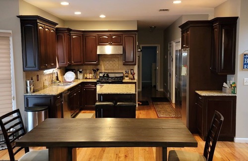 Riverhead House | Cozy Retreat: Close to Aquarium & Wine Country Delights