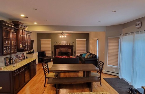 Riverhead House | Cozy Retreat: Close to Aquarium & Wine Country Delights