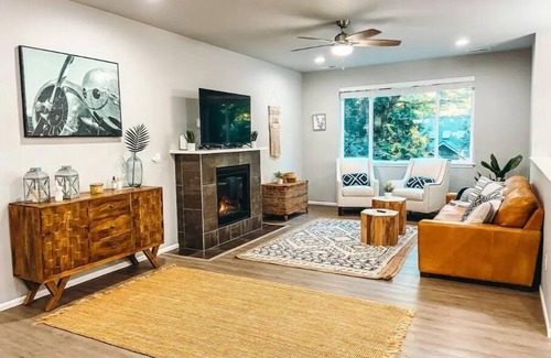 Sudden Valley House | Cozy Retreat by Lake Whatcom with Pool and Spa Amenities
