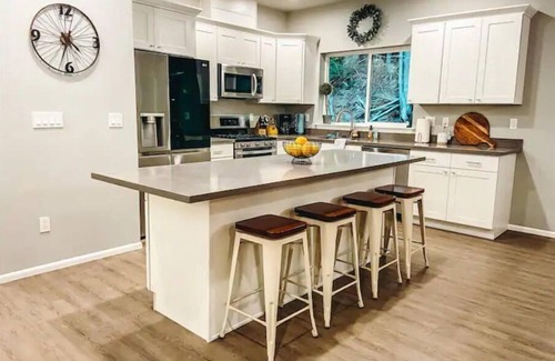 Sudden Valley House | Cozy Retreat by Lake Whatcom with Pool and Spa Amenities