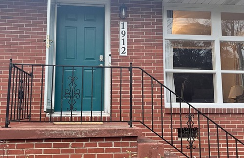 Terry Sanford House | Ideal Retreat Close to Downtown with Spa & Breakfast