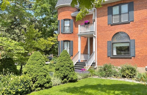 Meaford House | Ideal Family Retreat with Spa, Hot Tub & Pet-Friendly Amenities
