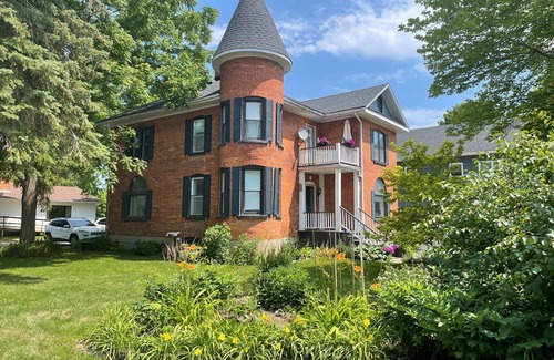 Meaford House | Ideal Family Retreat with Spa, Hot Tub & Pet-Friendly Amenities
