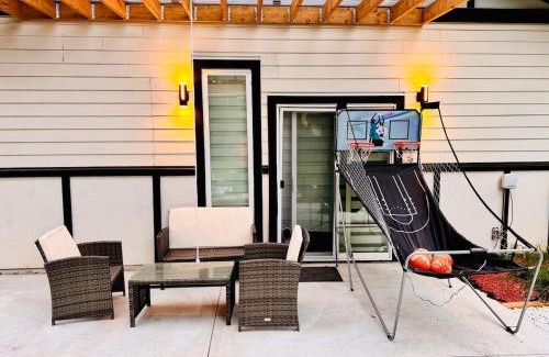 Langley House | Family-Friendly Retreat with Hot Tub & Pool Table