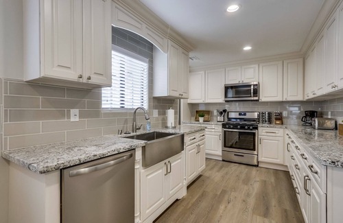 Fullerton House | Spacious 5 Bedroom Home with Kitchen & Family-Friendly Perks