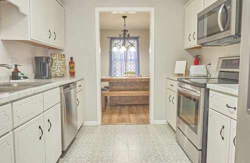 Hinesville House | Ideal Home with Coffee Bar & Game Room near Savannah