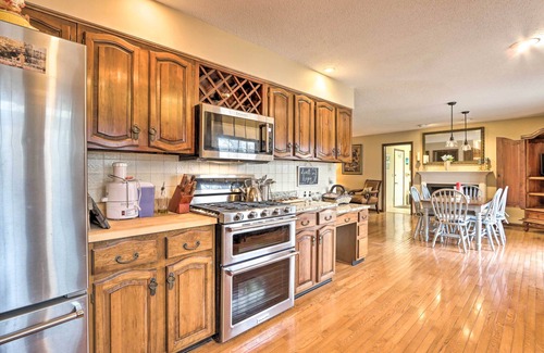 Hallsville House | Inviting Home with Pond - Ideal for Family Getaways!