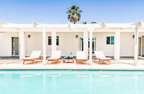 Racquet Club Estates Villa | Inviting Home with Pool, Hot Tub & Outdoor Deck Retreat