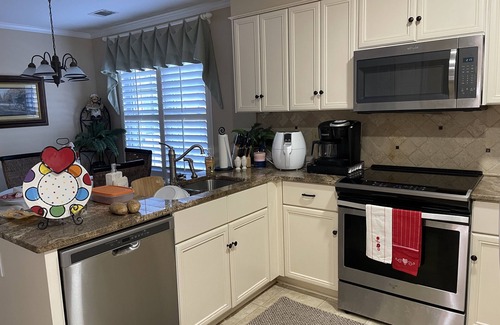 North Augusta House | Inviting Home with Newly Decorated Sunroom Near I-20