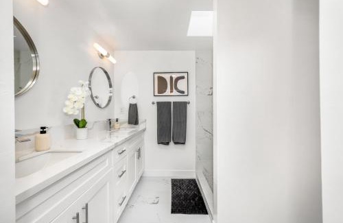 Linda Vista House | Inviting Home with 7 Beds Near Mission Bay and Hot Tub