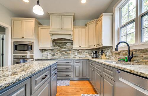 Pinehurst House | Cozy Home with Fireplace - Family-Friendly near Pinehurst