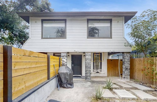 McAllen House | Spacious home with full kitchen, gas bbq grill, WiFi, central AC, private WD