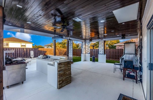 Leander House | Spacious Home with Gorgeous Backyard Kitchen, Close to Top Shopping Destinations