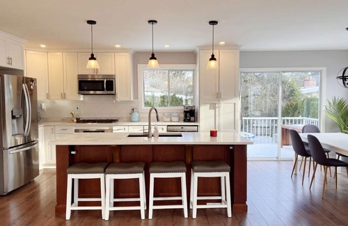 Saanich East House | Convenient Home with Ocean Views in Vibrant Victoria