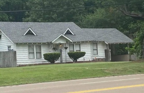 Whitehaven House | Cozy Home with Large Backyard near Graceland and Downtown