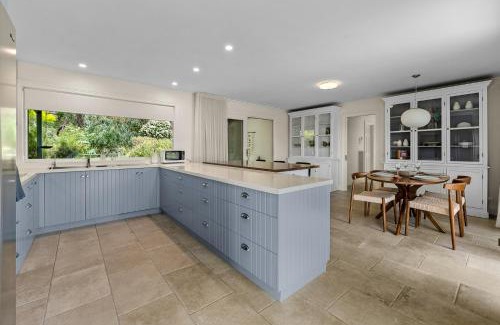 Dromana House | Ocean View Retreat with Hot Tub & Pet-Friendly Amenities